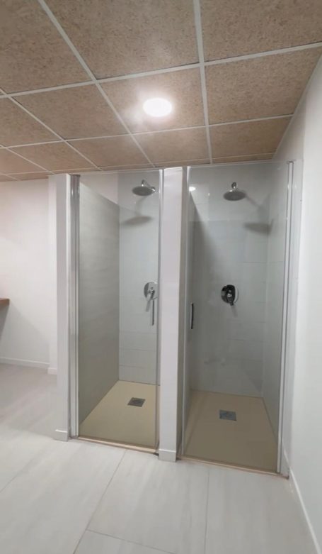 Reforma de vestuarios y duchas profesionales en Rubí