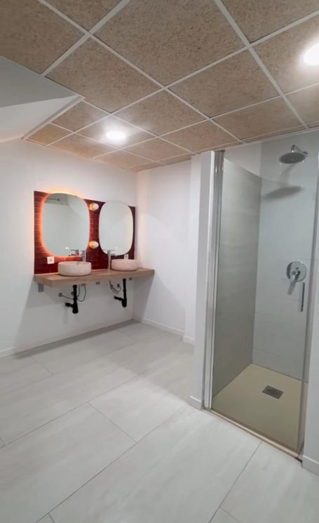 Diseño de interiores y reformas de baños comerciales en Barcelona