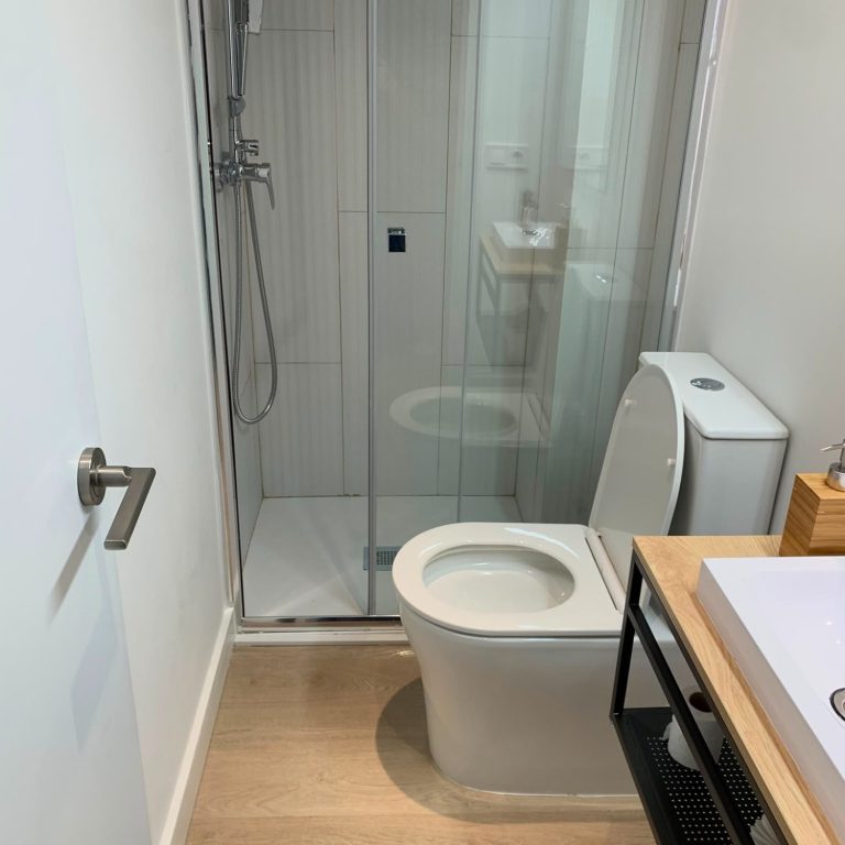 Reforma integral de baño moderno con plato de ducha en Barcelona