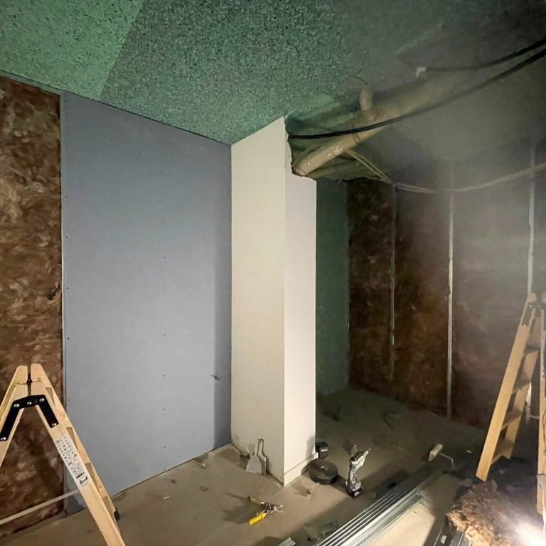 Instalación de techos de Pladur hidrófugo y acustico en reformas de pisos