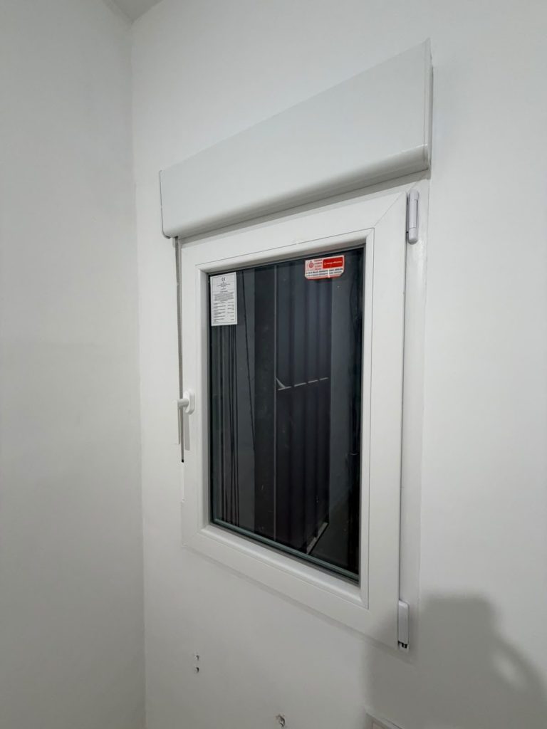 Aislamiento termoacústico con ventanas y puertas de aluminio y PVC