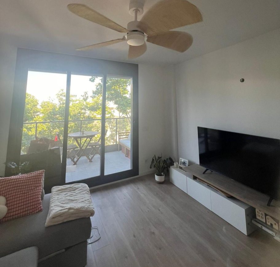 Reforma integral de salón comedor con suelo laminado de madera